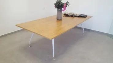 שולחן חדר ישיבות אלומלייט 
            